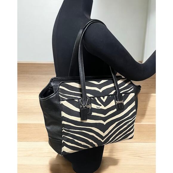 Coach F27009 Taylor Zebra Print Carryall Bag & NWT F51099 Small Wristlet - Picture 10 of 14